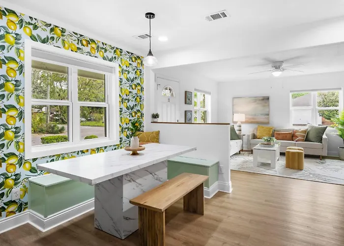 Holiday home Kid's Playroom & Workspace | 5mins To Downtown