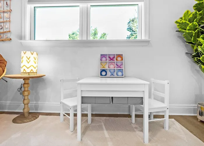 Kid's Playroom & Workspace | 5mins To Downtown Holiday home