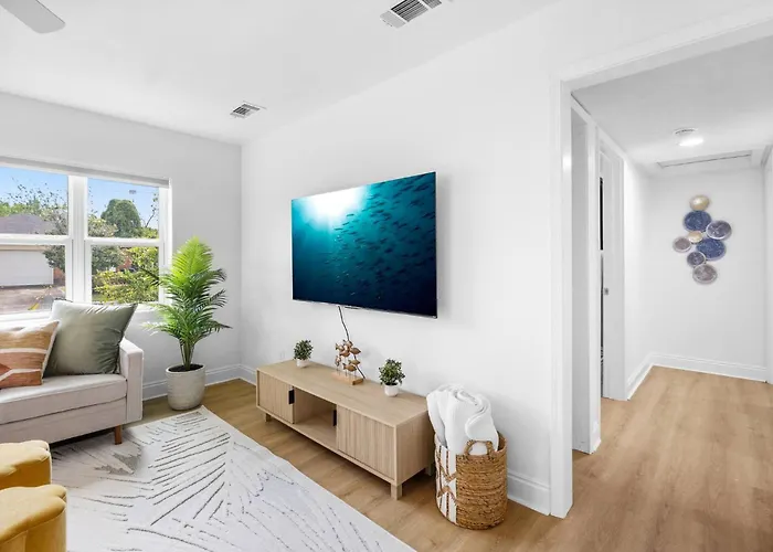 Kid's Playroom & Workspace | 5mins To Downtown Holiday home