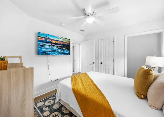 Kid's Playroom & Workspace | 5mins To Downtown Holiday home *