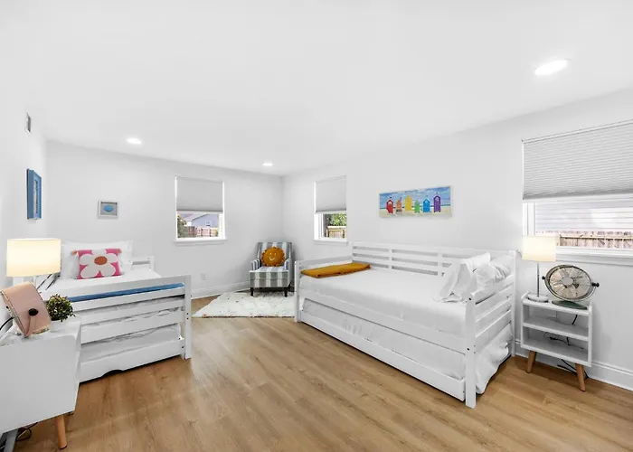 Holiday home Kid's Playroom & Workspace | 5mins To Downtown *
