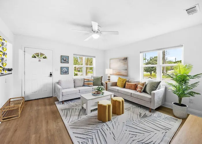 Kid's Playroom & Workspace | 5mins To Downtown Holiday home