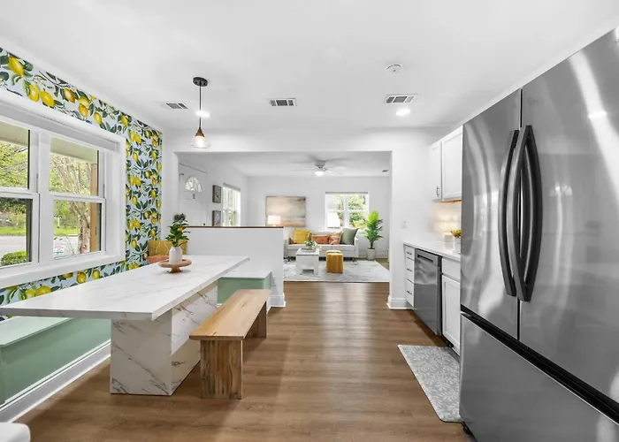 Kid's Playroom & Workspace | 5mins To Downtown Holiday home *